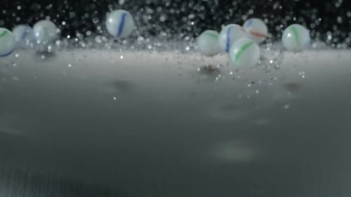 Kugeln rollen mit Glitzer, Zeitlupe