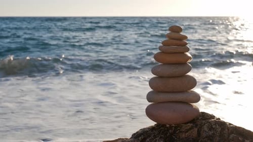Konzept von Balance und Harmonie - Stone Stacks on the Beach