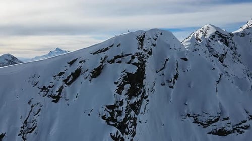 Vue aérienne de la chaîne de montagnes Cheget dans la neige en hiver par temps clair et ensoleillé