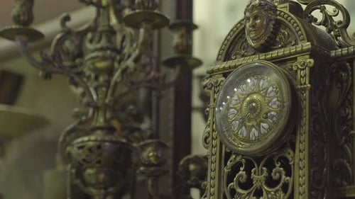 Antiquitätengeschäft Alte Golduhr mit Ornamenten