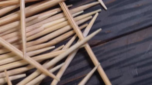 Zahnstocher auf Holz