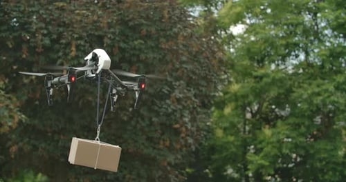 Quadrocopter fliegen mit dem Paket davon