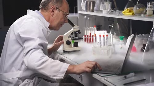 Científico de laboratorio de alto nivel que examina muestras y tubos