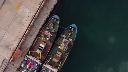 Fracht- oder Fischereifahrzeuge im Hafen