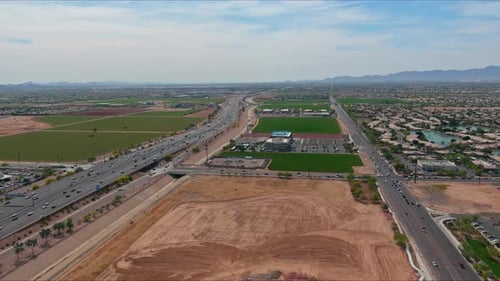 Wunderschöner Highway Arizona auf dem Berg mit Verkehrslinie auf dem Interstate Expressway in der Nähe von Phoenix