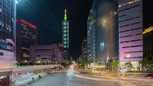 Lapso de tempo do cruzamento com o tráfego de carros no centro de Taipei, Taiwan.