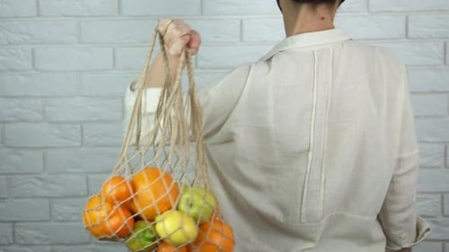 Mujer ecológica en tienda orgánica