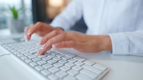 Weibliche Hände tippen auf einer Computertastatur