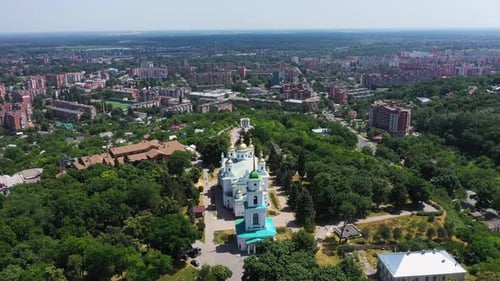 Cathédrale de l'Assomption et quartier moderne de la ville de Poltava