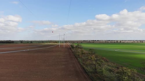 Ligne à haute tension et billes de signalisation spéciales installées sur des fils dans les zones rurales