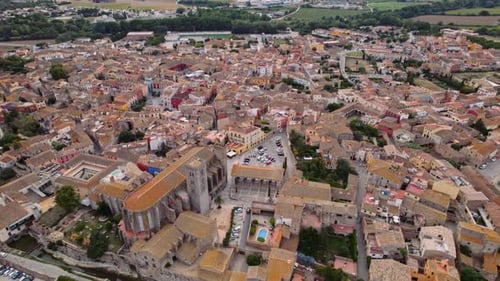 Vol en Drone au-dessus de la ville de Castello D'Empuries