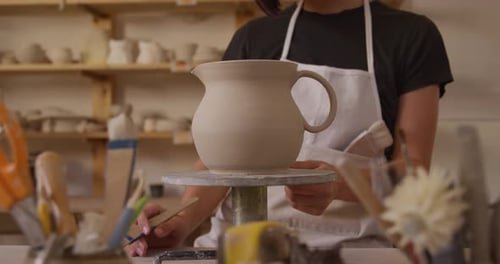 Jeune potière travaillant dans son atelier