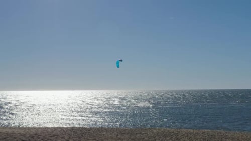 Kitesurfen Kiteboarding Action Man unter Wellen geht schnell