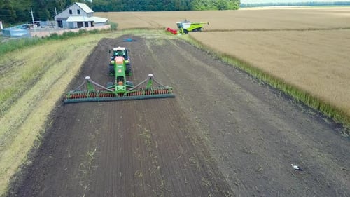 An einem Traktor auf einem Feld befestigter Pflug