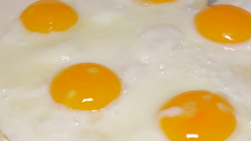 Eier braten auf Keramikpfanne Nahaufnahme 4K 2160p UHD-Aufnahmen - Bio-Eier in der Bratkeramikpfanne 4K 384
