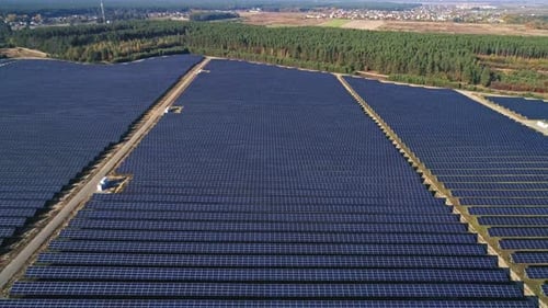 Luftaufnahmen von Drohne. Flug über Solarpanel-Farm. Erneuerbare grüne alternative Energie