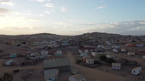 Paisaje urbano de la hermosa ciudad de Luderitz con los edificios en las colinas