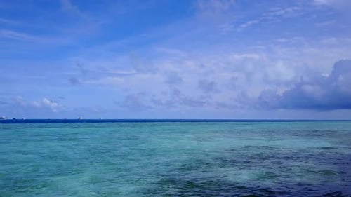 Drohnenlandschaft der Strandreise des Resorts durch Lagune mit Sandhintergrund