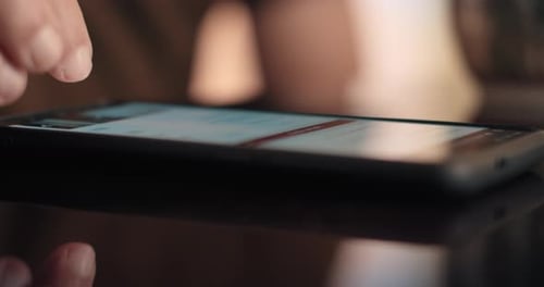 Nahaufnahme des Fingers mit Smartphone bei Nacht