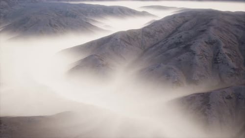 Paysage de montagne avec brouillard profond au matin