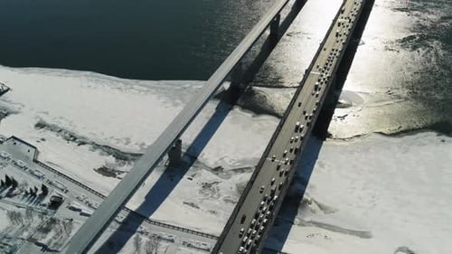 Automobilbrücke und Metro-Brücke am Ufer des Winter River