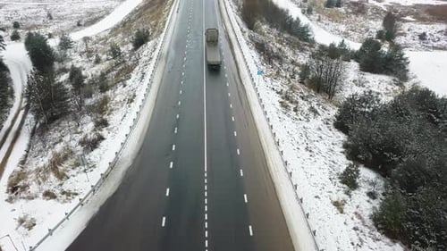 Winterautobahn-, Auto- und LKW-Verkehr. An den Seiten des Waldes.