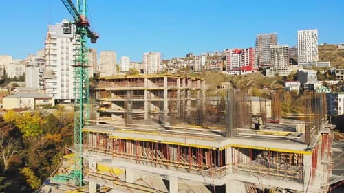 Obra de construcción en otoño