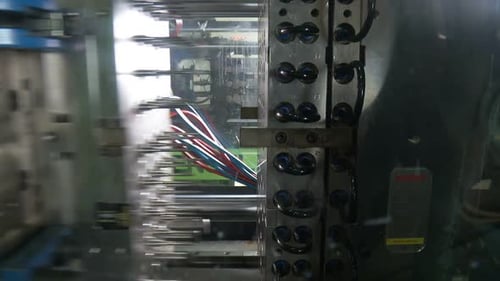 Automatisierte Produktion von Kunststoffteilen in einer großen Fabrik