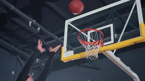 Sporty Lifestyle Basketball Training Game Man Player lance avec succès un ballon de basket dans le