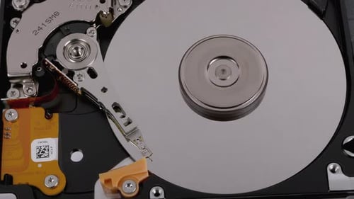 Festplattenlaufwerk mit rotierender Platte geöffnet. Bewegung des Schreibens Magnetkopf