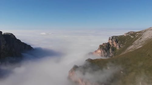Luftaufnahme des Nebels in der Bergschlucht.