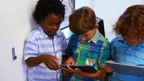 Schulkinder nutzen digitales Tablet im Klassenzimmer