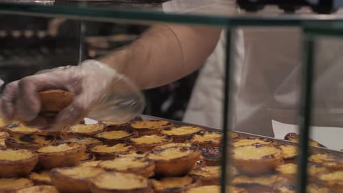 Traditionelle portugiesische Eierhände nehmen Torte Pasty Cakes Dessertpasteis De Nata mit verschiedenen