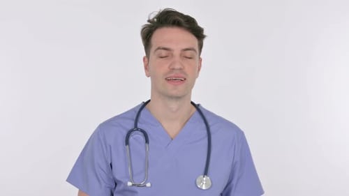 Annehmende Geste von Young Doctor auf weißem Hintergrund
