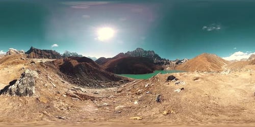 VR Gokyo Ri Mountain Lake in der Wintersaison. Wilder Himalaya, Höhenlage, Natur und Mount Valley