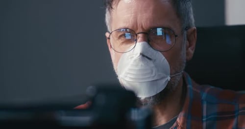 Hombre con máscara facial con videollamada