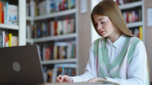 Student macht Hausaufgaben in der Bibliothek