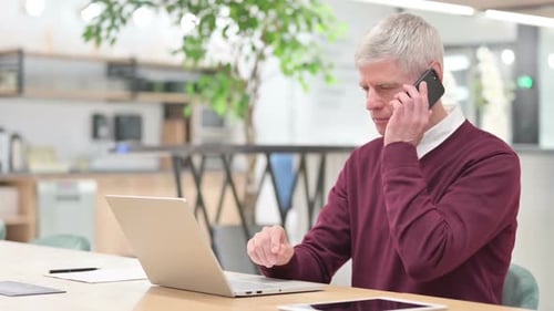Telefongespräch von einem Mann mittleren Alters