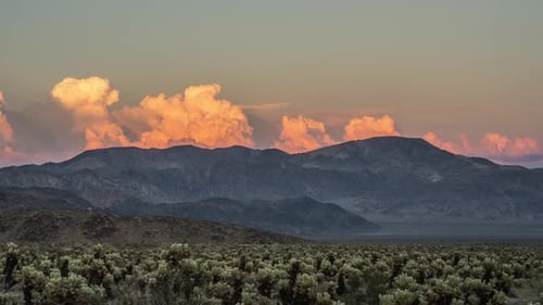 Montagnes et nuages
