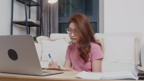 Lección de aprendizaje a distancia para una joven adolescente asiática con profesor en línea y estudio en computadora.