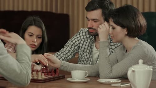 Freunde spielen Schach lachen und verbringen Urlaub