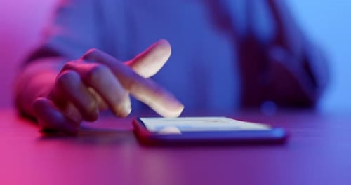 Uso del teléfono celular por la noche por la mujer