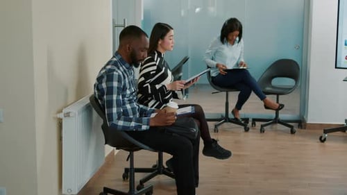 Un recruteur RH demande à un jeune homme de participer à un entretien d'embauche
