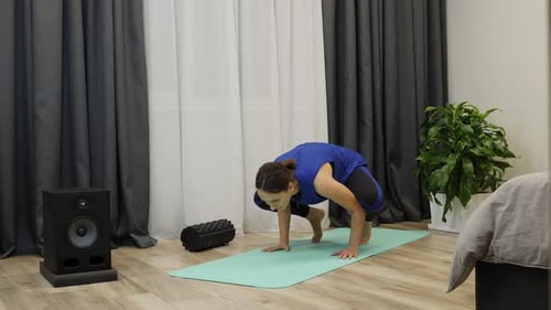 Le yoga échoue. Une femme tente de poser une grue ou un corbeau et de tomber. Concept de yoga
