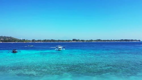 Top-Down-Tourismus mit wunderschönem Lagunenstrand durch türkisfarbenes Wasser und weißem Sand