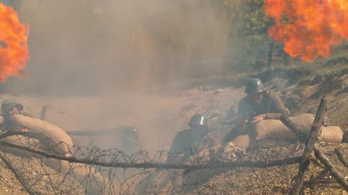Soldados cayendo en el campo de batalla, cámara ultra Cámara lenta