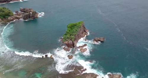 Aerial Jungwok Beach Gunung Kidul Regency, Yogyakarta, Indonésia. a água do mar parece azul com alguns
