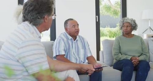 Personas mayores diversas en una reunión hablando en una casa de retiro