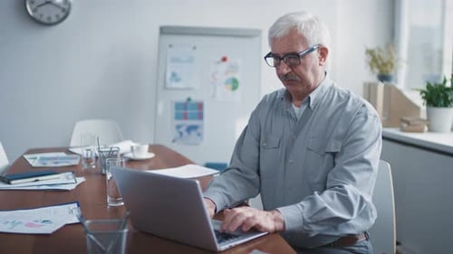 Senior Manager arbeitet am Laptop