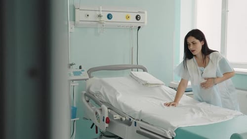 Schwangere Frau mit schmerzhaften Kontraktionen vor der Geburt